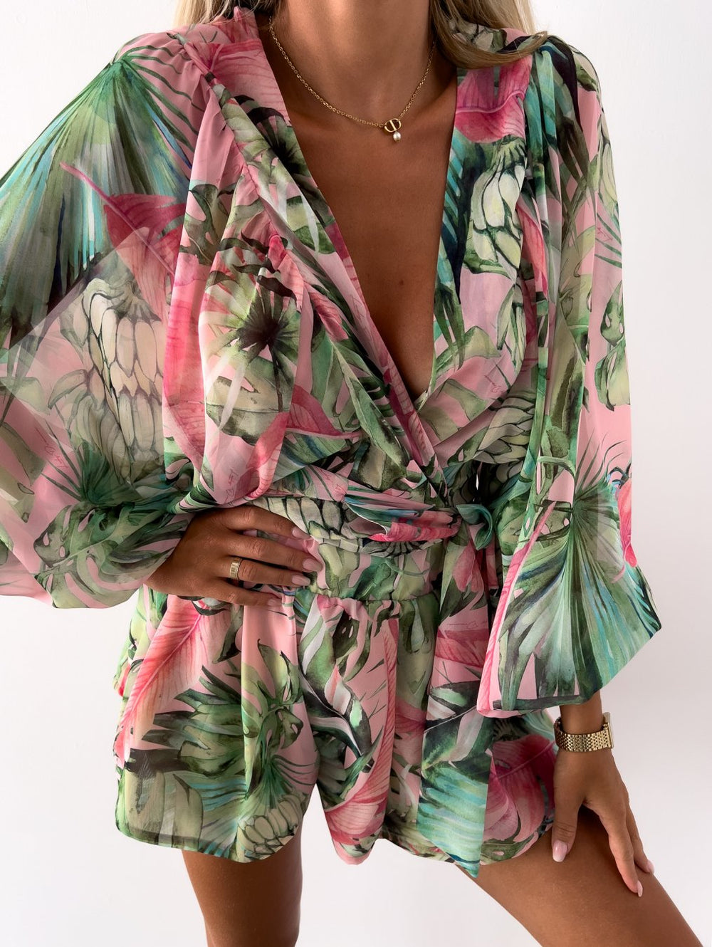 Vespera | Zomer Strandpakje - Ervaar moeiteloze stijl en comfort met de Vespera, perfect voor zomerse dagen. Gemaakt van luchtige, zachte stoffen die ideaal zijn voor strandwandelingen, terrasjes of avondfeestjes. Verkrijgbaar in groen, roze, blauw, rood en wit, in maten XS-2XL. Combineer eenvoudig met sandalen en accessoires voor een chique zomerse look. Duurzaam, veelzijdig en modieus, de Vespera is een must-have voor je zomergarderobe. Bestel nu en upgrade je stijl!
