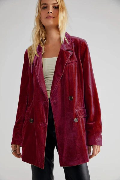 Ontdek de Yvelin, een velvet blazer met notch-kraag en relaxte pasvorm. Deze blazer combineert luxe comfort met een moeiteloze elegante uitstraling. Gemaakt van hoogwaardige polyester stof, biedt Yvelin zachtheid, stijl en de hele dag draagcomfort. Beschikbaar in oranje, groen, zwart en rood, en verkrijgbaar in maten S-2XL. Perfect voor casual en formele gelegenheden. Bestel nu en ervaar de ultieme combinatie van zachtheid en verfijning!