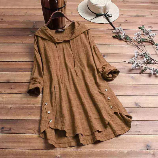 Ontdek de Liana tuniekjurk: casual elegantie en comfort in één. Met een relaxte pasvorm, stijlvolle knoopdetails en een cozy capuchon is deze veelzijdige jurk perfect voor casual dagen, weekenduitjes of als laagje over leggings. Verkrijgbaar in Khaki, Groen, Wijnrood en Blauw, en maten M-4XL. Bestel nu en ervaar moeiteloze stijl en comfort!