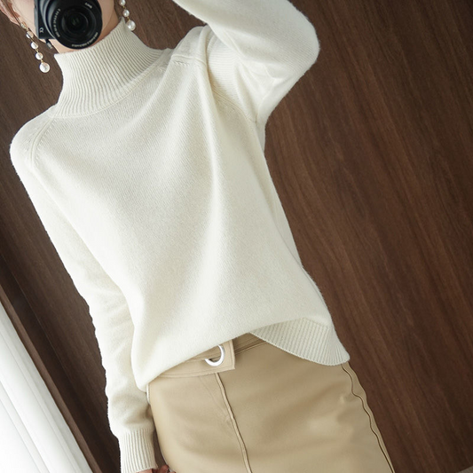Lucinda coltrui: stijlvolle en comfortabele trui van hoogwaardige wol en polyester, perfect voor koelere dagen. Met een tijdloos colontwerp en een veelzijdig silhouet voegt de Lucinda een vleugje luxe en elegantie toe aan elke outfit. Verkrijgbaar in Wit, Groen, Lila, Zwart, Blauw, Roze, Grijs, Beige en Kamel, in maten S t/m 2XL. Combineer warmte en stijl met deze duurzame must-have. Bestel nu en upgrade je garderobe met tijdloze klasse!