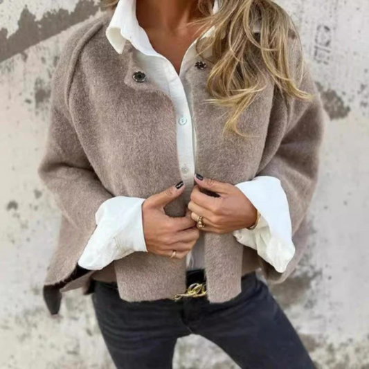 Mai Jas - Voeg moderne elegantie toe aan je garderobe met Mai, een stijlvolle jas met knoopsluiting en een gestructureerd silhouet. Perfect voor werk, casual uitstapjes of semi-formele gelegenheden. Verkrijgbaar in khaki, grijs, zwart, blauw, groen en rood, in maten S-4XL. Het strakke ontwerp en de comfortabele pasvorm maken Mai een veelzijdige must-have. Upgrade je look met Mai en ervaar de perfecte mix van stijl en comfort. Bestel nu en straal moeiteloze chic uit!