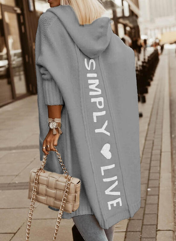 Ysabeau | Voeg comfort en inspiratie toe aan je garderobe met de Ysabeau. Deze lange hoodie met capuchon en de motiverende boodschap "Simply Live" biedt warmte en stijl voor frisse dagen. Verkrijgbaar in donkergrijs, beige, wit, lichtgrijs, khaki, groen, roze en oranje, en maten S-3XL. Ideaal voor casual uitstapjes of ontspannen momenten thuis. Combineer functionaliteit en een trendy uitstraling met de Ysabeau. Bestel nu en geniet van moeiteloze stijl en comfort!