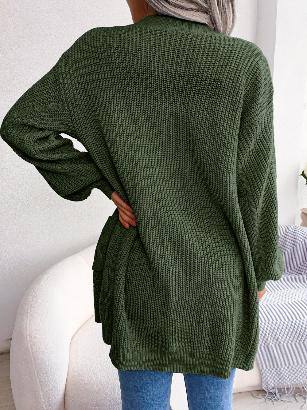 Ayele cozy oversized vest met ballonmouwen en twee zakken voor een stijlvolle en comfortabele look. Gemaakt van zacht breimateriaal voor warmte en een relaxte pasvorm. Perfect voor laagjes op frisse dagen of als casual toevoeging aan je outfit. Verkrijgbaar in groen, blauw en abrikoos, maten S-L. Combineert moeiteloze stijl met praktisch draaggemak. Upgrade je garderobe met Ayele en ervaar ultiem comfort. Bestel nu en geniet van een trendy, knusse look.