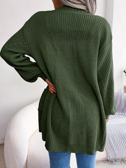 Ayele cozy oversized vest met ballonmouwen en twee zakken voor een stijlvolle en comfortabele look. Gemaakt van zacht breimateriaal voor warmte en een relaxte pasvorm. Perfect voor laagjes op frisse dagen of als casual toevoeging aan je outfit. Verkrijgbaar in groen, blauw en abrikoos, maten S-L. Combineert moeiteloze stijl met praktisch draaggemak. Upgrade je garderobe met Ayele en ervaar ultiem comfort. Bestel nu en geniet van een trendy, knusse look.