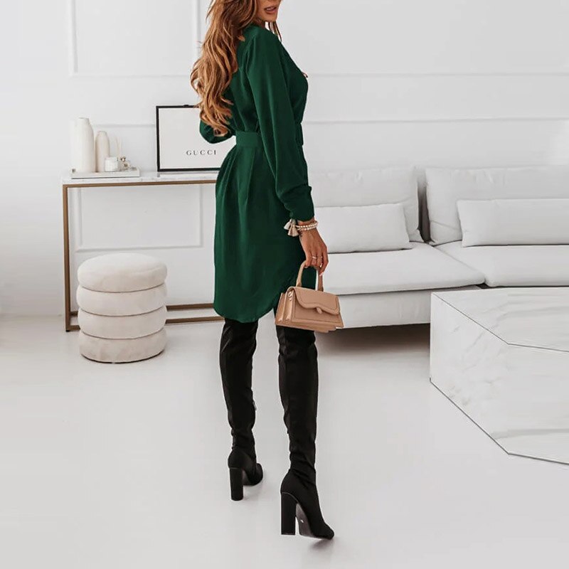 De Marlon blousejurk combineert klassieke elegantie met moderne flair. Deze veelzijdige jurk is perfect voor zowel zakelijke bijeenkomsten als casual uitjes. Gemaakt van een hoogwaardige mix van katoen en polyester, biedt de Marlon comfort en stijl in één. Verkrijgbaar in de kleuren bruin, rood en groen, en in maten XS tot 2XL. Upgrade je garderobe met de tijdloze charme van de Marlon blousejurk.