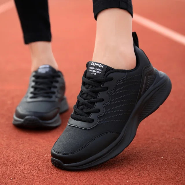 Masey is een lichtgewicht vetersneaker met een ademend gebreid bovenwerk en een ondersteunende PU-zool voor ultiem comfort. De antislipzool biedt extra grip, terwijl de vetersluiting zorgt voor een veilige pasvorm. Perfect voor casual uitjes en dagelijks gebruik. Verkrijgbaar in wit-zwart, zwart en roze-zwart, maten 35-41. Upgrade je schoenencollectie met Masey en ervaar stijl en comfort in één. Bestel nu en stap vol zelfvertrouwen de deur uit!