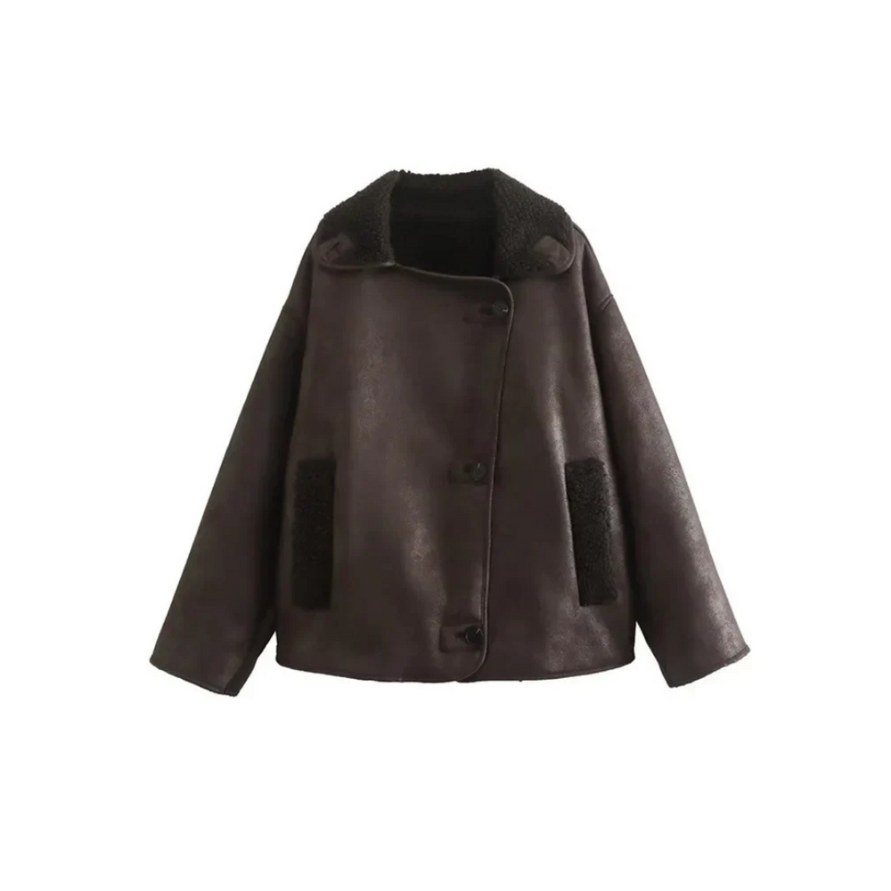 De Nessa winterjas combineert tijdloze warmte en casual verfijning. Met een zachte voering en ontspannen pasvorm biedt deze bruine jas ultiem comfort en stijl tijdens koude dagen. Perfect voor casual outfits en veelzijdig genoeg om te dragen over truien of tops. De dubbelrij knopen voegen een verfijnde touch toe, terwijl de klassieke bruine tint moeiteloos te combineren is. Een must-have voor je wintergarderobe. Bestel de Nessa nu en ervaar knusse elegantie!
