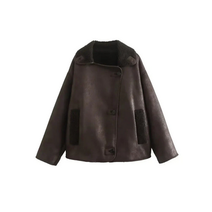 De Nessa winterjas combineert tijdloze warmte en casual verfijning. Met een zachte voering en ontspannen pasvorm biedt deze bruine jas ultiem comfort en stijl tijdens koude dagen. Perfect voor casual outfits en veelzijdig genoeg om te dragen over truien of tops. De dubbelrij knopen voegen een verfijnde touch toe, terwijl de klassieke bruine tint moeiteloos te combineren is. Een must-have voor je wintergarderobe. Bestel de Nessa nu en ervaar knusse elegantie!