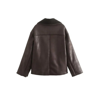 De Nessa winterjas combineert tijdloze warmte en casual verfijning. Met een zachte voering en ontspannen pasvorm biedt deze bruine jas ultiem comfort en stijl tijdens koude dagen. Perfect voor casual outfits en veelzijdig genoeg om te dragen over truien of tops. De dubbelrij knopen voegen een verfijnde touch toe, terwijl de klassieke bruine tint moeiteloos te combineren is. Een must-have voor je wintergarderobe. Bestel de Nessa nu en ervaar knusse elegantie!
