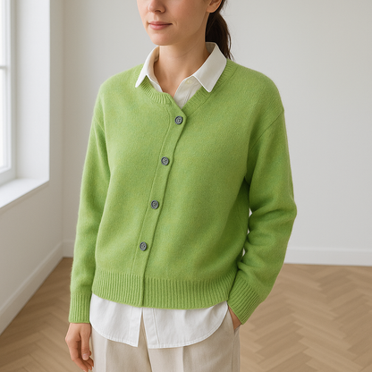 vrouw in comfortabel kasjmier vest Norah met assymmetrische knoopsluiting en oversized fit. 