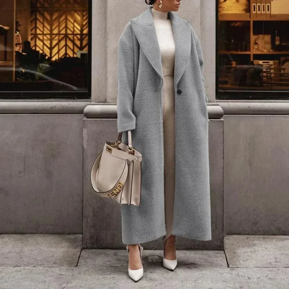 De Olina lange jas combineert tijdloze elegantie en comfort met een minimalistisch ontwerp en vloeiend silhouet. Perfect voor zakelijke settings, avondjes uit of casual dagen, biedt deze jas veelzijdige stylingopties en gezellige warmte. Verkrijgbaar in zwart, grijs en khaki, in maten S-XL, past de Olina moeiteloos bij elke outfit. Upgrade je garderobe met deze stijlvolle en functionele jas. Bestel nu en straal in tijdloze klasse tijdens de koelere seizoenen!