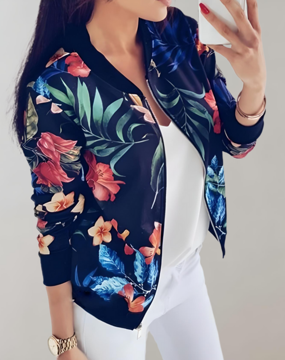 Kaelin is een stijlvol bomberjack met een opvallende bloemenprint, perfect voor de lente en zomer. Verkrijgbaar in wit, groen, legergroen, rood, plantaardig en blauw, en maten XS t/m XL. Gemaakt van ademend polyester, biedt Kaelin lichtgewicht comfort en houdt je koel op warme dagen. Het veelzijdige ontwerp is ideaal voor weekenduitstapjes, casual looks of trendy festivaloutfits. Voeg Kaelin toe aan je garderobe voor een kleurrijke, modieuze uitstraling. Bestel nu!
