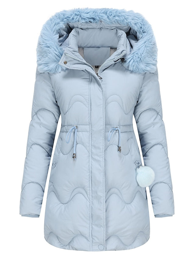 Pheeby | Ontdek de perfecte parka voor koude winterdagen. De Pheeby combineert stijl en warmte met een zacht gevoerde capuchon, verstelbare taille en speelse pom-pom details. Verkrijgbaar in kleuren zoals blauw, zwart, roze, groen en khaki, en maten XS-L. Ideaal voor dagelijkse uitstapjes of casual winterlooks. Upgrade je garderobe met de Pheeby en geniet van comfort, verfijning en een trendy uitstraling dit seizoen. Bestel nu jouw Pheeby!