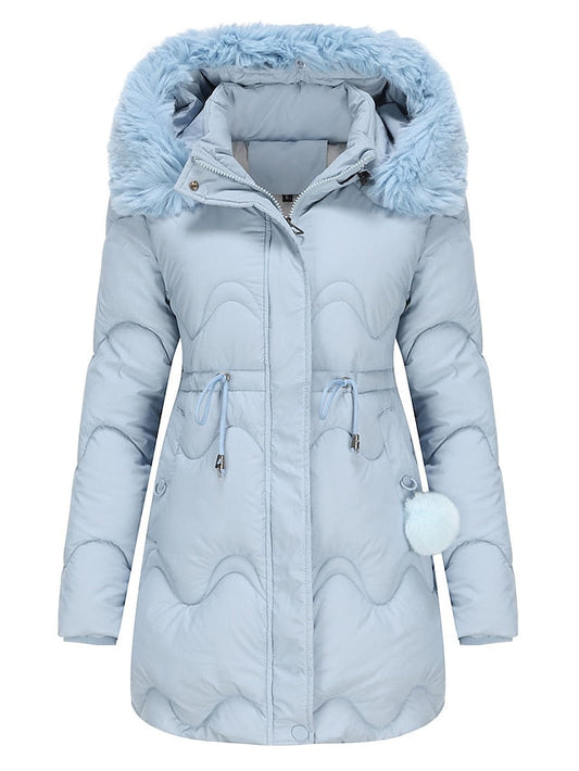Pheeby | Ontdek de perfecte parka voor koude winterdagen. De Pheeby combineert stijl en warmte met een zacht gevoerde capuchon, verstelbare taille en speelse pom-pom details. Verkrijgbaar in kleuren zoals blauw, zwart, roze, groen en khaki, en maten XS-L. Ideaal voor dagelijkse uitstapjes of casual winterlooks. Upgrade je garderobe met de Pheeby en geniet van comfort, verfijning en een trendy uitstraling dit seizoen. Bestel nu jouw Pheeby!