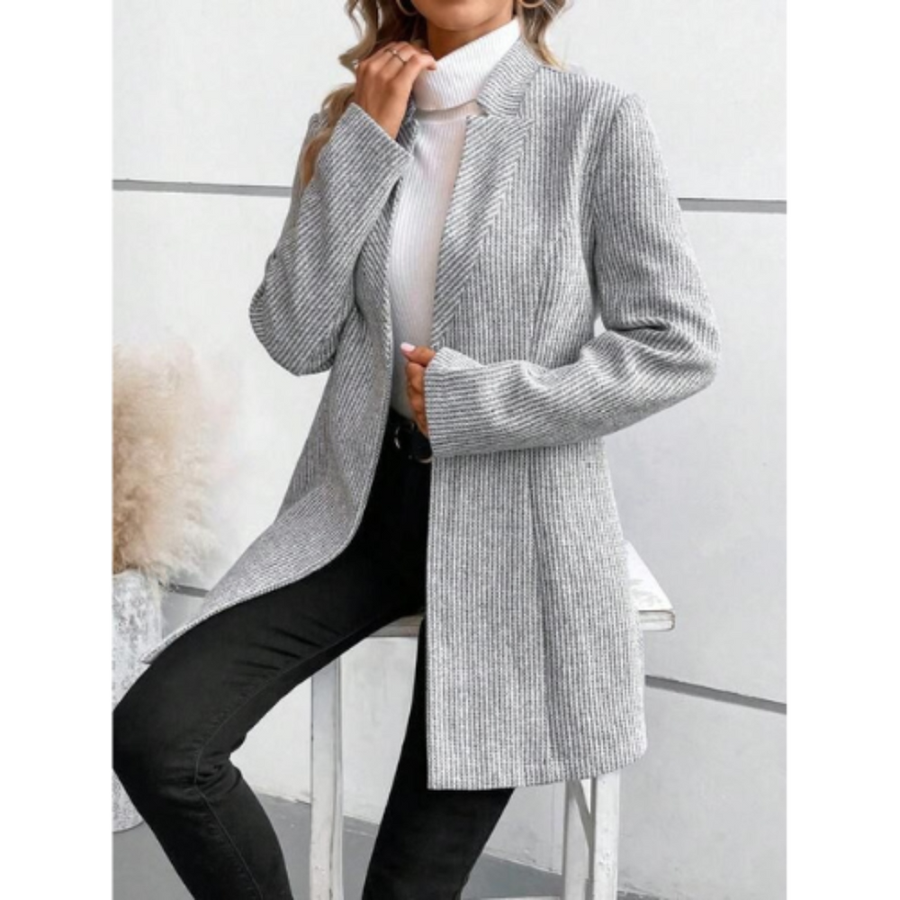 De Rosalind blazer combineert verfijnde winterstijl met comfort en warmte. Deze lange, getailleerde blazer is perfect voor zowel casual als professionele outfits en ideaal voor de koudere seizoenen. Verkrijgbaar in tijdloos grijs, maten S-2XL. Perfect voor kantoor, avonden uit of casual weekenden. Voeg een stijlvolle touch toe aan je garderobe met de Rosalind. Bestel nu en ervaar een mix van elegantie, veelzijdigheid en knusse warmte!