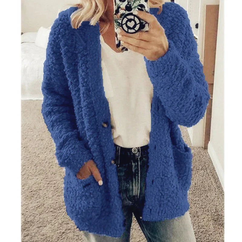 Rowena gebreide cardigan: stijlvol en comfortabel voor de koudere maanden. Met een open design, zachte stof en een veelzijdige pasvorm is het perfect voor loungen, casual uitstapjes of als extra laagje. Verkrijgbaar in wit, roze, rood, paars, khaki, zwart, koffie, lichtgrijs, donkergrijs en blauw. Maten S-4XL. Voeg warmte en moeiteloze stijl toe aan je garderobe met de Rowena. Bestel nu en geniet van knus comfort en tijdloze elegantie!