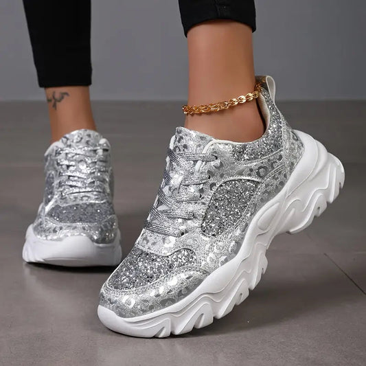 Glitter chunky sneakers Selah combineren fashion en comfort met een glinsterende zilveren afwerking en trendy chunky zool. Perfect voor casual looks, streetwear en opvallende outfits. Ontworpen voor de hele dag draagcomfort, met een comfortabele pasvorm en gewatteerde ondersteuning. De veelzijdige zilveren kleur past bij elke stijl. Beschikbaar in maat 36-42. Bestel nu en voeg glamour en stijl toe aan elke stap!