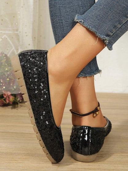 Safina glitter ballerina's combineren sprankelende pailletten met ultiem comfort en een tijdloos ontwerp. Perfect voor casual uitstapjes of speciale gelegenheden, deze schoenen bieden een elegante uitstraling en zachte binnenzool voor langdurig draagplezier. Verkrijgbaar in zwart en maten 34-41. Voeg een vleugje glamour toe aan elke outfit met deze veelzijdige en stijlvolle ballerina's. Bestel nu en stap in sprankelende elegantie!