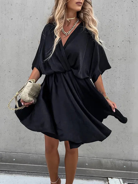 Shanty jurk – een tijdloze en elegante keuze voor elke gelegenheid. Met een chique V-hals, een flatterende pasvorm en een luxe feel dankzij de hoogwaardige polyester stof. Perfect voor avondjes uit, feestjes en formele evenementen. De strakke en stijlvolle snit zorgt voor een zelfverzekerde uitstraling. Verkrijgbaar in zwart, in maten XS-2XL. Bestel nu en ervaar moeiteloze elegantie en comfort!
