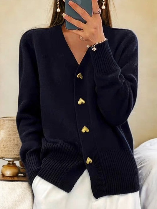 Elegante damescardigan van zacht breiwerk met hartvormige knopen, een comfortabele pasvorm en een tijdloze, speelse uitstraling, ideaal voor casual en semi-formele outfits.