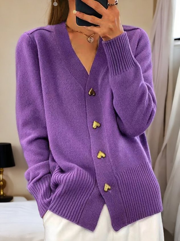 Elegante damescardigan van zacht breiwerk met hartvormige knopen, een comfortabele pasvorm en een tijdloze, speelse uitstraling, ideaal voor casual en semi-formele outfits.