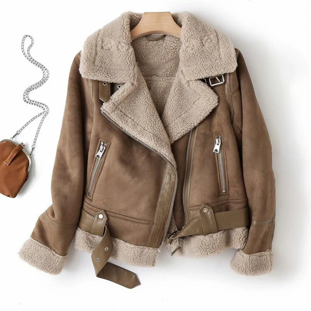 De Tierney winter bomberjack combineert knusse warmte met moderne stijl. Met een eigentijds ontwerp en comfortabele pasvorm is deze jas perfect voor casual uitjes en koude dagen. Verkrijgbaar in bruin en zwart, maten XS-XL. Voeg een trendy flair toe aan je wintergarderobe met de Tierney en blijf warm en stijlvol tijdens de koudere maanden. Bestel nu en geniet van comfort en een eigentijdse look!