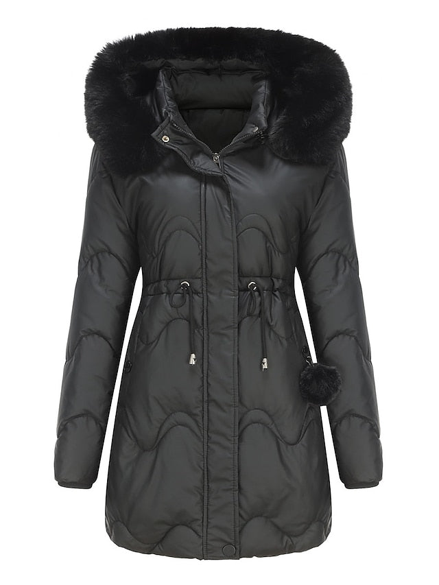 Pheeby | Ontdek de perfecte parka voor koude winterdagen. De Pheeby combineert stijl en warmte met een zacht gevoerde capuchon, verstelbare taille en speelse pom-pom details. Verkrijgbaar in kleuren zoals blauw, zwart, roze, groen en khaki, en maten XS-L. Ideaal voor dagelijkse uitstapjes of casual winterlooks. Upgrade je garderobe met de Pheeby en geniet van comfort, verfijning en een trendy uitstraling dit seizoen. Bestel nu jouw Pheeby!