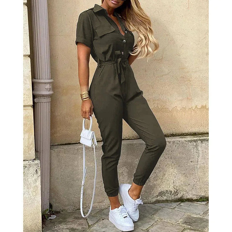 Ervaar moeiteloze elegantie met de Vessa jumpsuit. Deze chique outfit combineert een hoge taille en V-hals voor een flatterend silhouet, terwijl cargozakken een trendy en functioneel element toevoegen. Gemaakt van zacht polyester voor optimaal comfort. Verkrijgbaar in beige en olijfgroen, in de maten S tot en met XL. Perfect voor zowel casual als formele gelegenheden. Upgrade je garderobe met de veelzijdige Vessa jumpsuit.
