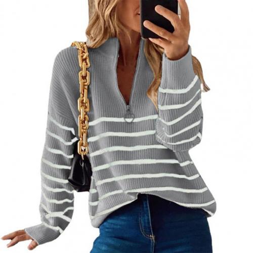 Dahlia zip-up trui – moeiteloos stijlvol en comfortabel. Het trendy ritsdetail en het klassieke gestreepte patroon maken deze trui perfect voor casual dagen. Ideaal voor laagjes of als statementstuk. Gemaakt van zachte, knusse stof voor ultiem draagcomfort. Verkrijgbaar in beige, grijs en zwart (maten S-XL). Geschikt voor weekenduitjes, casual ontmoetingen en dagelijkse stijl. Bestel nu en ervaar tijdloze elegantie met een moderne twist!