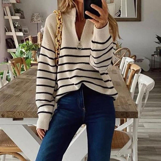 Dahlia zip-up trui – moeiteloos stijlvol en comfortabel. Het trendy ritsdetail en het klassieke gestreepte patroon maken deze trui perfect voor casual dagen. Ideaal voor laagjes of als statementstuk. Gemaakt van zachte, knusse stof voor ultiem draagcomfort. Verkrijgbaar in beige, grijs en zwart (maten S-XL). Geschikt voor weekenduitjes, casual ontmoetingen en dagelijkse stijl. Bestel nu en ervaar tijdloze elegantie met een moderne twist!
